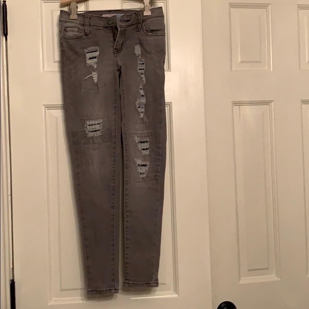 GREY RIPPED JEANS